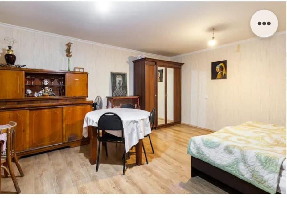 Cozy, Warm & Cheap Apartment Tbilisi Bagian luar foto